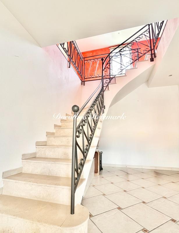 Maison - 408 m² - 10 pièces