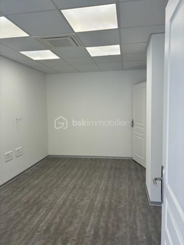 Local d'activité / Entrepôt - 140 m² - 3 pièces