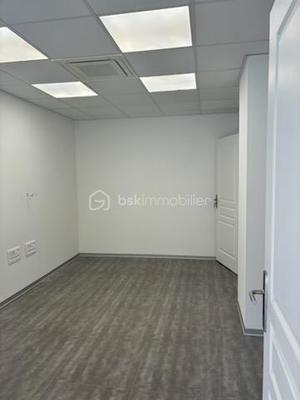 Local d'activité / Entrepôt - 140 m² - 3 pièces