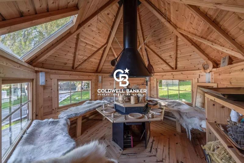 Maison - 280 m² - 10 pièces