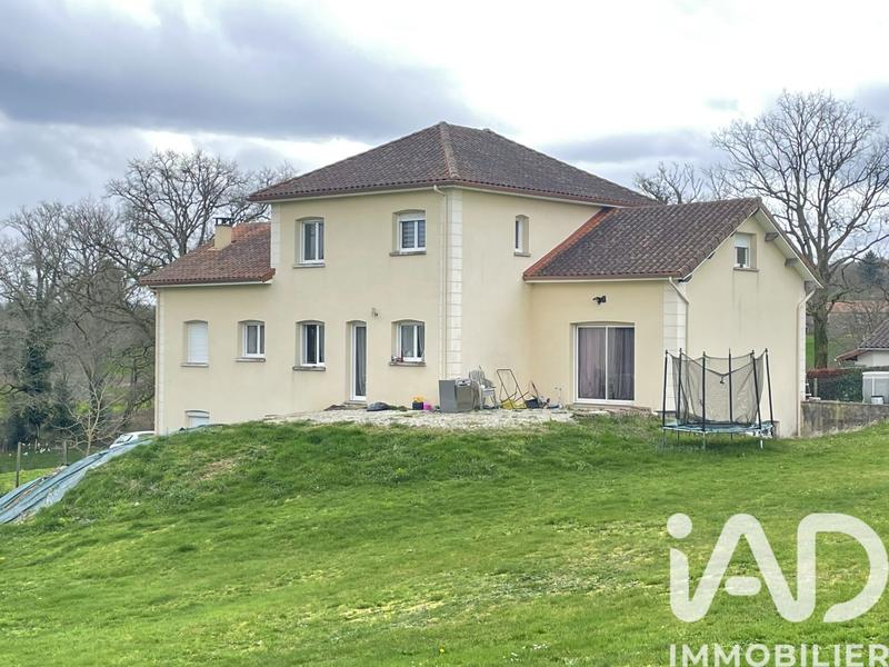 Maison - 235 m² - 8 pièces