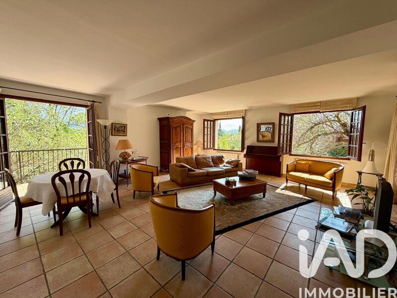 Maison - 220 m² - 6 pièces