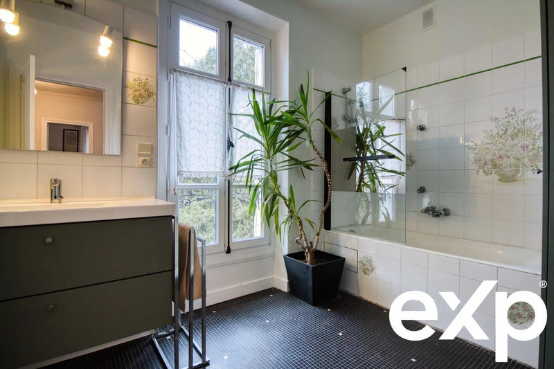 Maison - 220 m² - 11 pièces