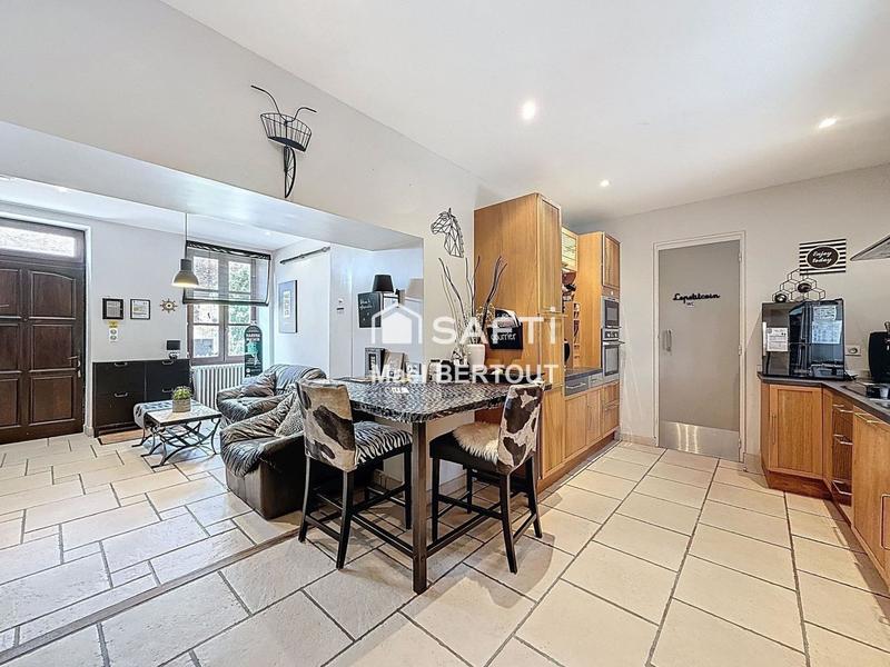 Maison - 230 m² - 10 pièces