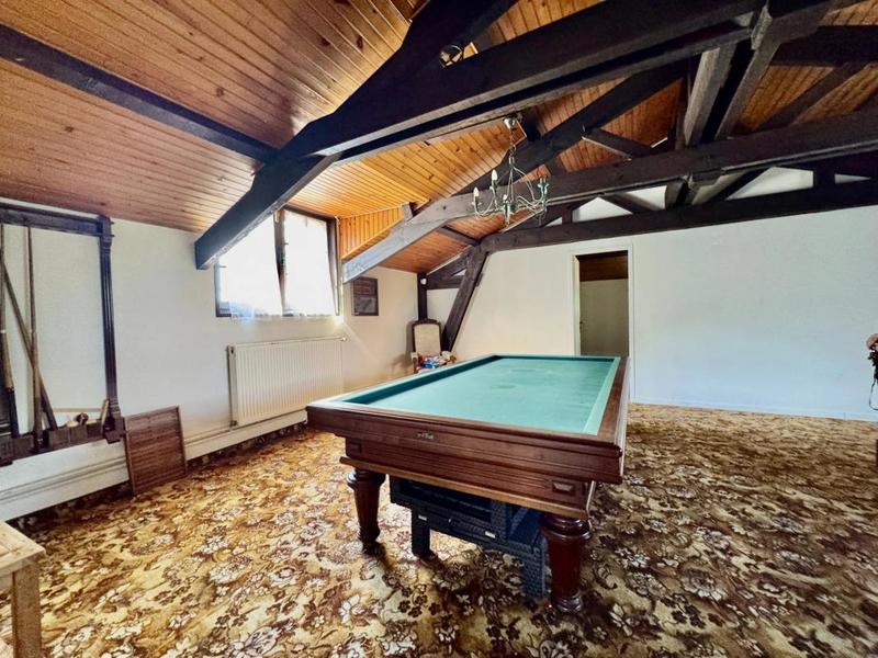 Propriété - 254 m² - 6 pièces