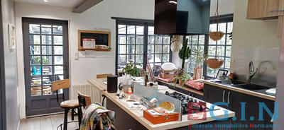 Maison - 220 m² - 9 pièces