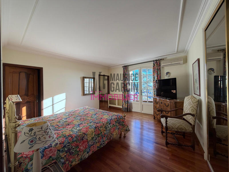 Maison - 250 m² - 14 pièces