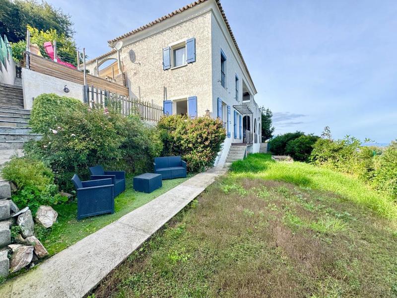 Maison - 213 m² - 7 pièces