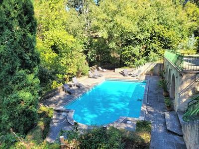 Propriété - 240 m² - 9 pièces