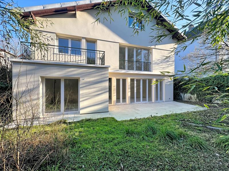 Maison - 260 m² - 10 pièces