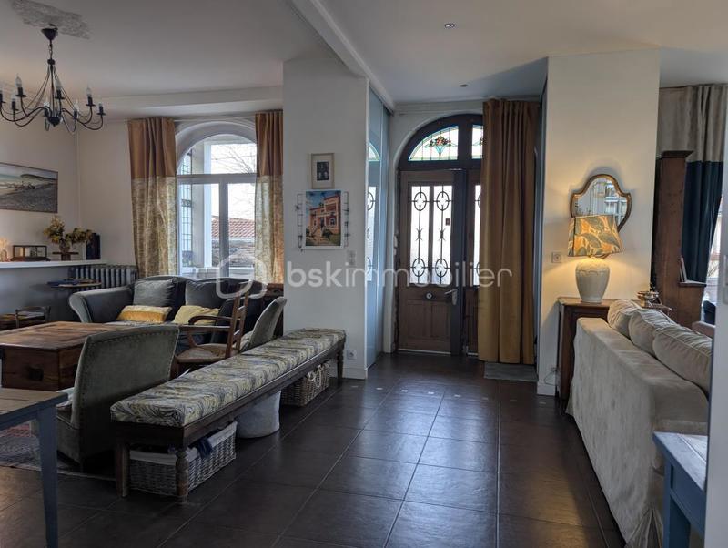 Demeure - 233 m² - 10 pièces