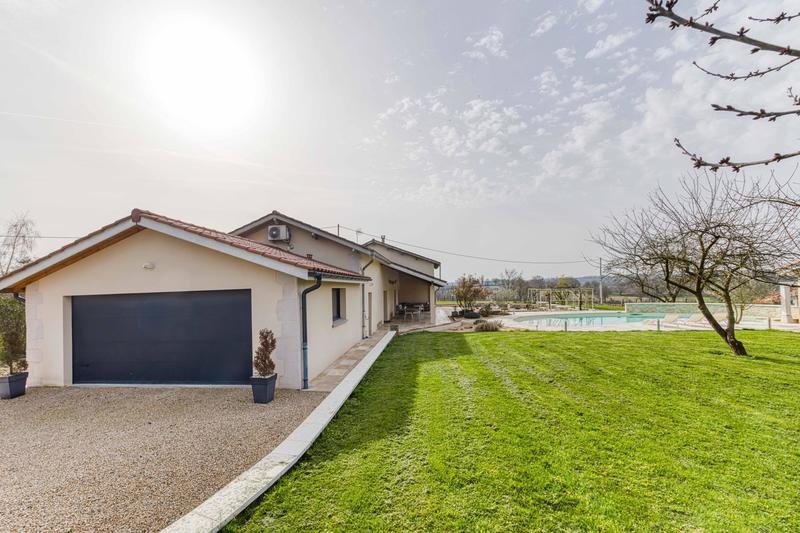 Maison - 290 m² - 9 pièces