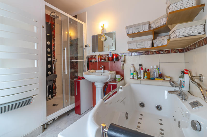 Propriété - 202 m² - 11 pièces