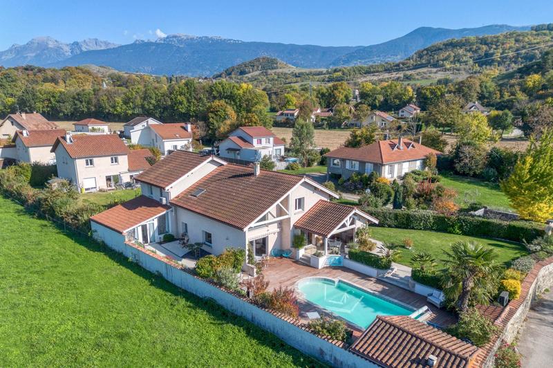 Maison - 246 m² - 10 pièces