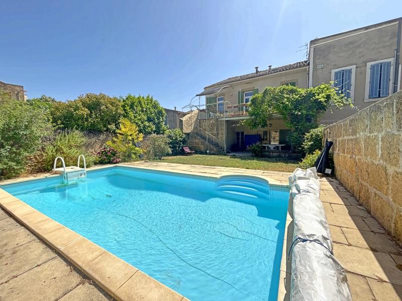 Maison - 250 m² - 8 pièces