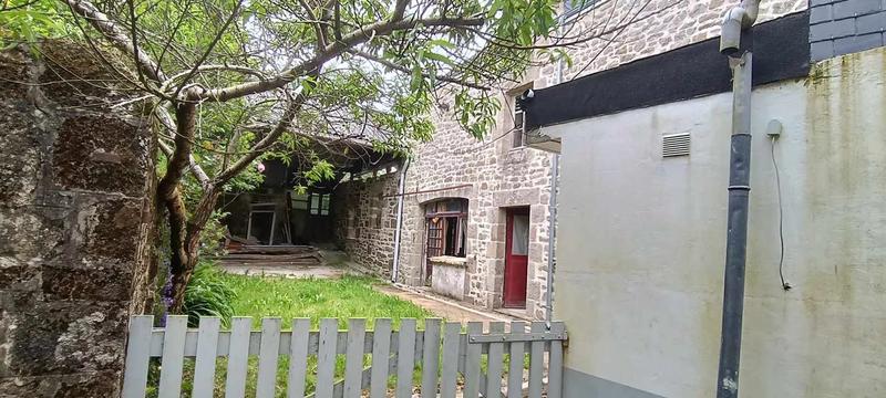 Maison - 94 m² - 10 pièces