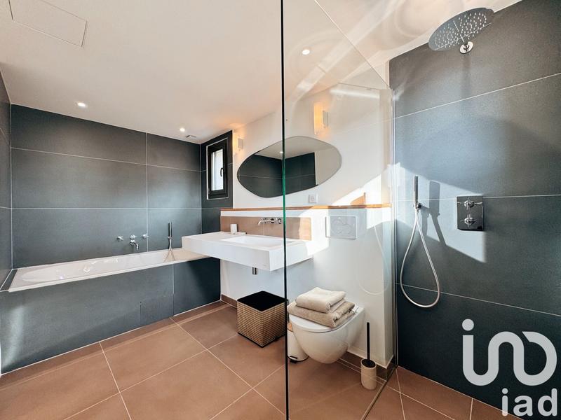 Maison - 207 m² - 7 pièces