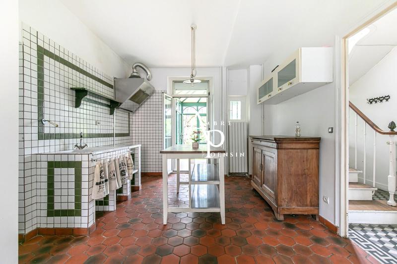 Maison - 247 m² - 10 pièces