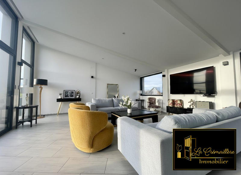 Maison - 270 m² - 9 pièces