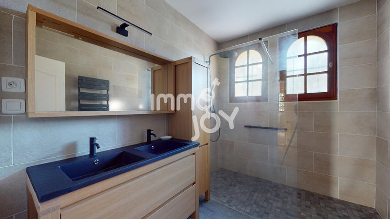 Maison - 220 m² - 8 pièces