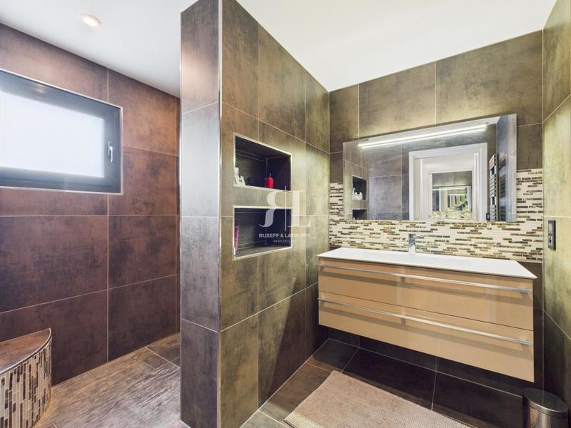 Maison - 251 m² - 8 pièces