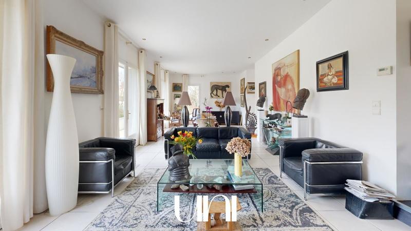 Maison - 200 m² - 8 pièces