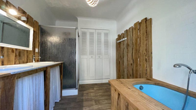 Maison - 220 m² - 7 pièces