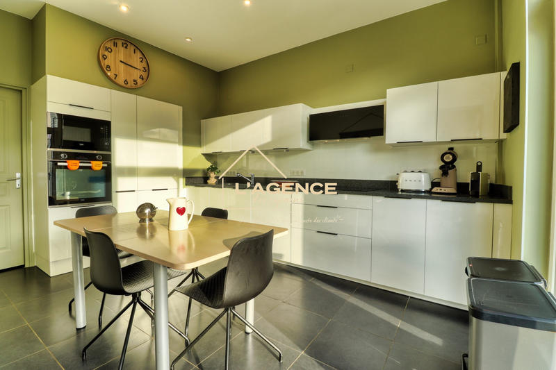 Maison - 228 m² - 7 pièces