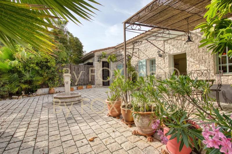 Propriété - 267 m² - 11 pièces