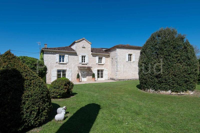 Propriété - 714 m² - 12 pièces