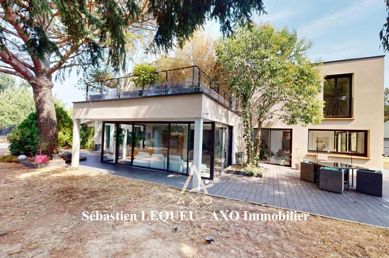 Maison contemporaine - 275 m² - 8 pièces