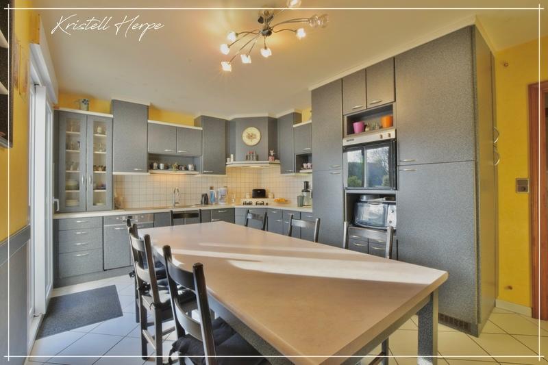 Maison - 220 m² - 9 pièces