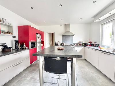 Maison - 240 m² - 5 pièces