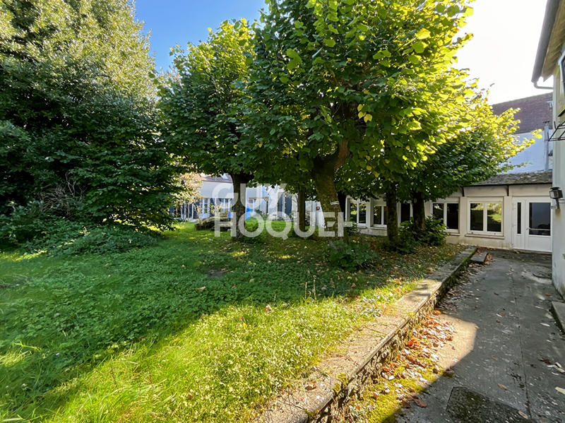 Maison - 1 119 m² - 40 pièces