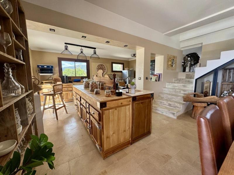 Maison - 210 m² - 7 pièces