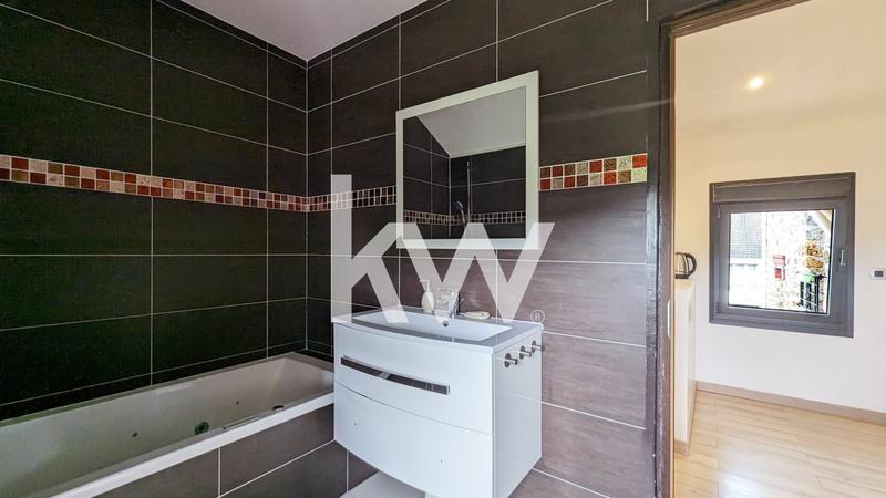 Maison - 251 m² - 9 pièces