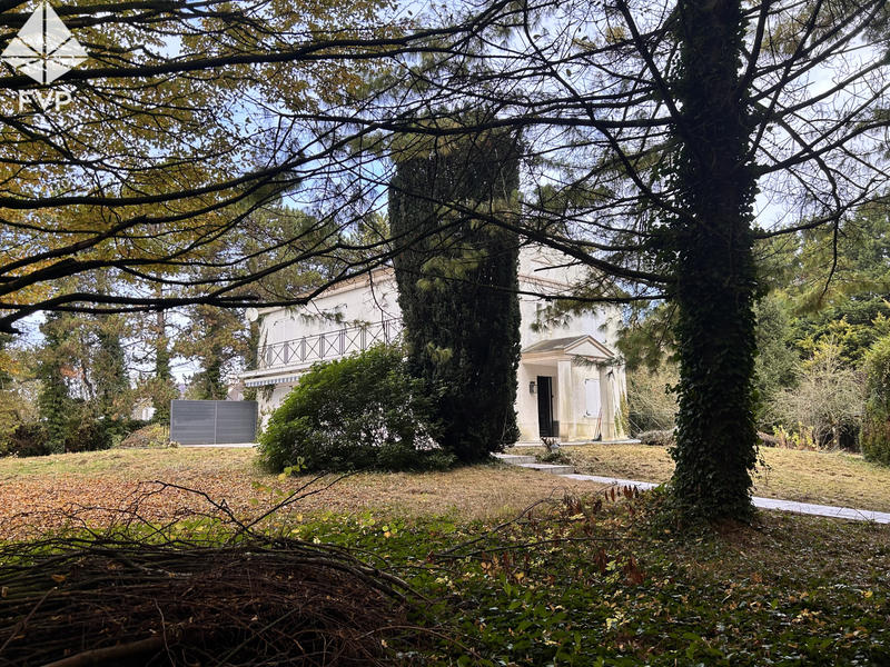 Maison - 246 m² - 7 pièces