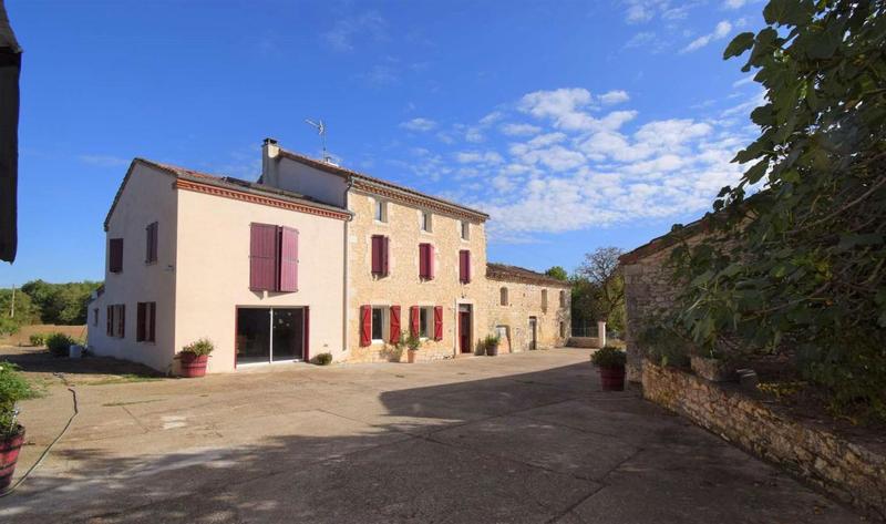 Corps de ferme - 800 m² - 8 pièces