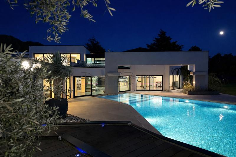 Maison - 350 m² - 8 pièces