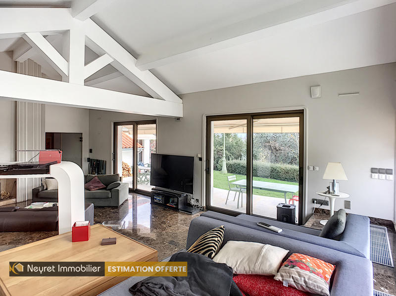 Maison - 370 m² - 10 pièces