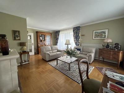 Maison - 207 m² - 9 pièces