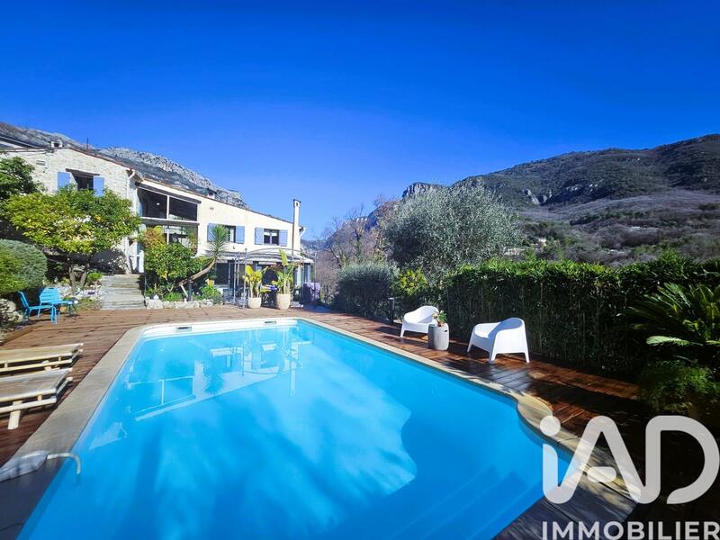 Maison - 200 m² - 11 pièces