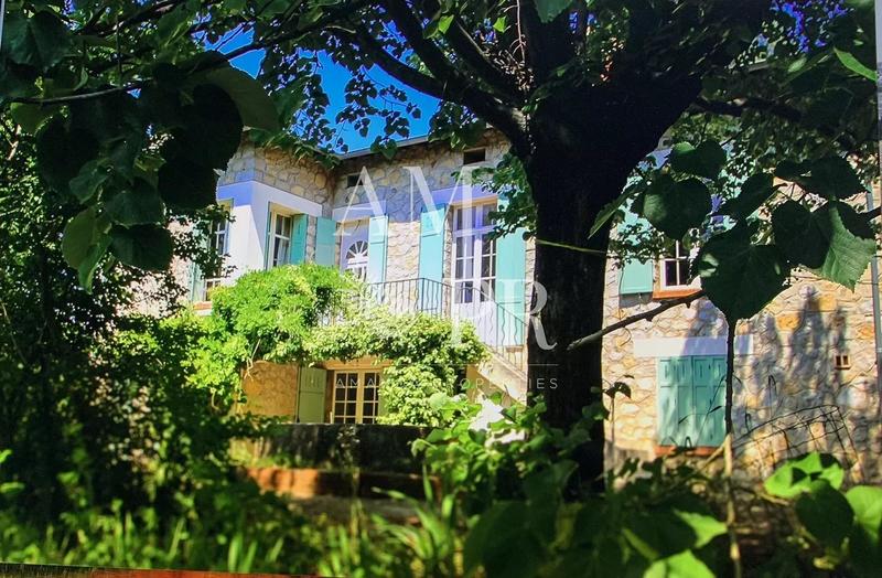 Maison - 230 m² - 7 pièces