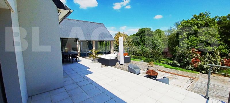 Demeure - 250 m² - 9 pièces