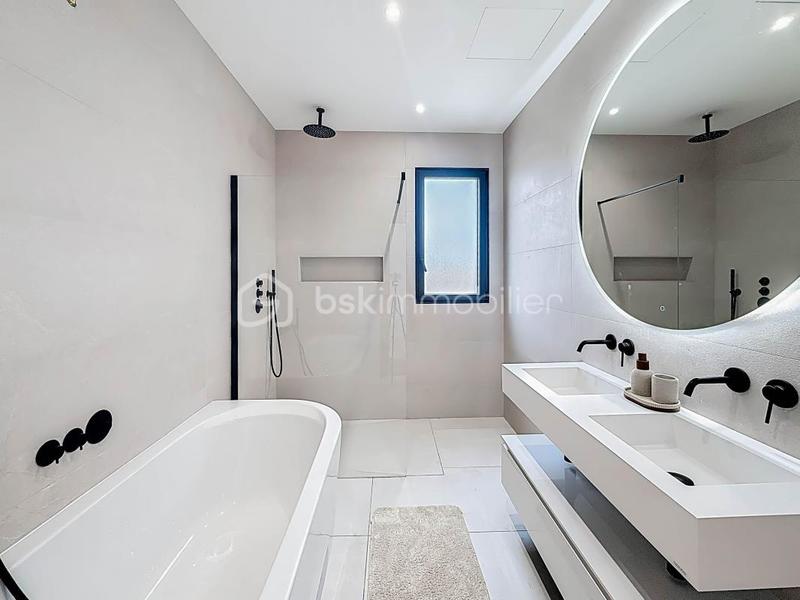 Maison - 213 m² - 6 pièces