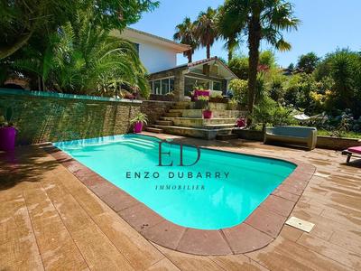 Maison - 301 m² - 9 pièces