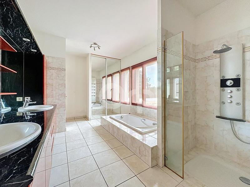 Propriété - 265 m² - 6 pièces