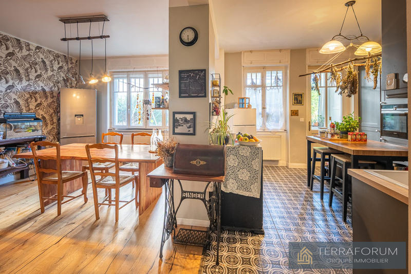 Maison - 265 m² - 8 pièces