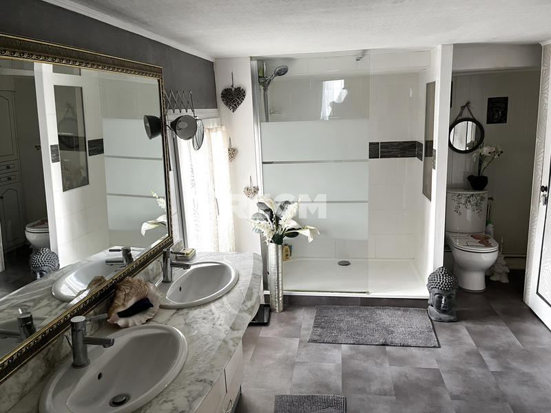 Maison - 230 m² - 8 pièces