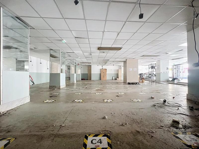 Magasins - 635 m²